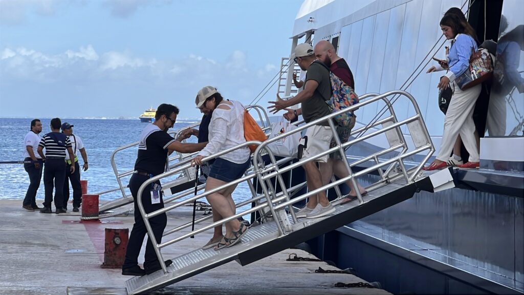 Pasajeros descendiendo la embarcación de Xcaret Xailing