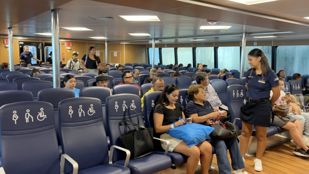 Instalaciones modernas dentro del ferry Cozumel